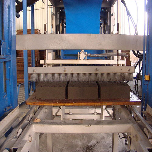 選擇重慶小型免燒磚機，永昌建材助您高效生產水泥磚